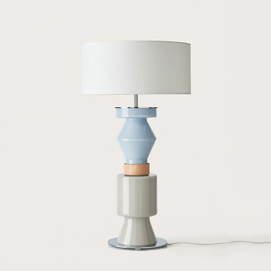 NOA Moderne Tischleuchte mit buntem Glas-Fuß