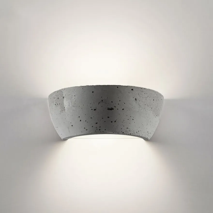 SOFFA Halbrunde Wandleuchte aus Leichtbeton