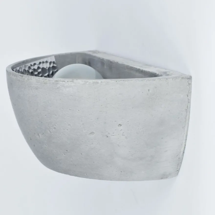 SOFFA Halbrunde Wandleuchte aus Leichtbeton